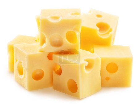 Téléchargez les photos : Pyramide de cubes de fromage Emmental isolés sur fond blanc. Le fichier contient le chemin de coupe. - en image libre de droit