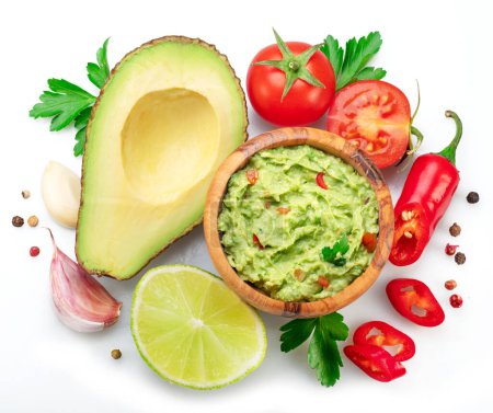 Foto de Guacamole y guacamole ingredientes aislados sobre fondo blanco. Puesta plana. - Imagen libre de derechos