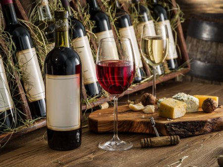 Téléchargez les photos : Test de vin au stockage. Verre et bouteille de vin dans la cave à vin. - en image libre de droit