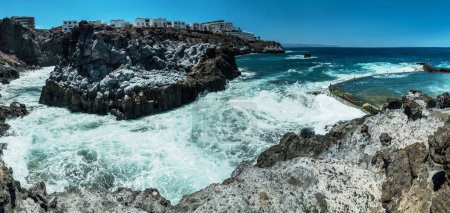 Téléchargez les photos : Côtes rocheuses dentelées et pointillées avec une eau azurée incroyable de l'île de Tenerife. - en image libre de droit