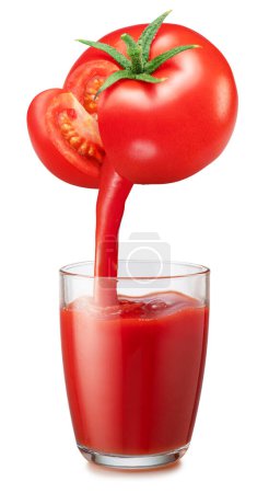 Foto de Jugo de tomate de vidrio y jugo fresco que vierte de la fruta del tomate en el vaso, aislado sobre fondo blanco. - Imagen libre de derechos
