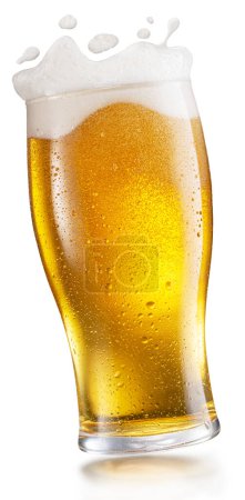 Ein gekühltes Glas Bier und spritzige Schaumtropfen. Datei enthält Schnittpfad.