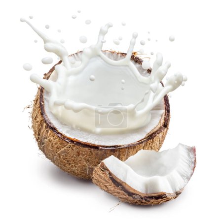 Téléchargez les photos : Le lait de coco s'envole à partir de fruits de coco craquelés et de morceaux de fruits près de lui. Le fichier contient le chemin de coupe. - en image libre de droit