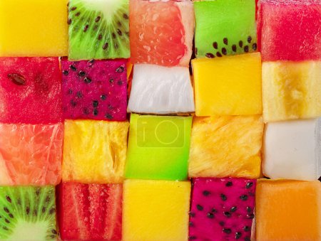 Foto de Puzzle de frutas. Fondo colorido de la comida o patrón dispuesto de diferentes cubos de frutas. Concepto dietético. - Imagen libre de derechos