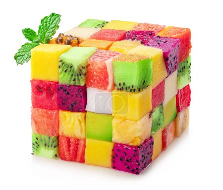 Foto de Cubo de rompecabezas de frutas arreglado a partir de diferentes cubos de frutas. Concepto dietético. El archivo contiene ruta de recorte. - Imagen libre de derechos
