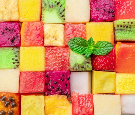 Téléchargez les photos : Puzzle aux fruits. Fond ou motif alimentaire coloré disposé de différents cubes de fruits. Concept alimentaire. - en image libre de droit
