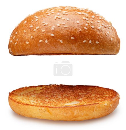 Foto de Dos partes de pan de hamburguesa con semillas de sésamo sobre fondo blanco. Ruta de recorte. - Imagen libre de derechos
