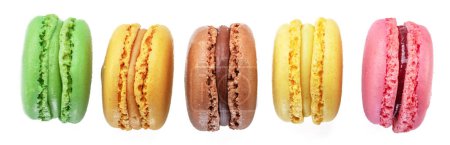 Foto de Conjunto de cinco coloridos macarrones franceses aislados sobre fondo blanco. - Imagen libre de derechos