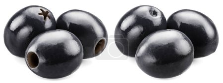 Téléchargez les photos : Deux groupes d'olives noires dénoyautées et d'olives blanches entières isolées sur fond blanc. - en image libre de droit