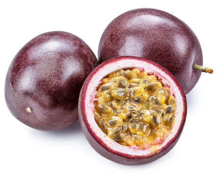 Fruits de la passion violet foncé et la moitié des fruits sur fond blanc.