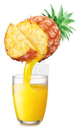 Téléchargez les photos : Verre de jus d'ananas et de jus frais versé des ananas dans le verre isolé sur fond blanc. - en image libre de droit