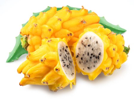 Foto de Frutos de dragón amarillo y rodajas de fruta de dragón aislados sobre fondo blanco. - Imagen libre de derechos