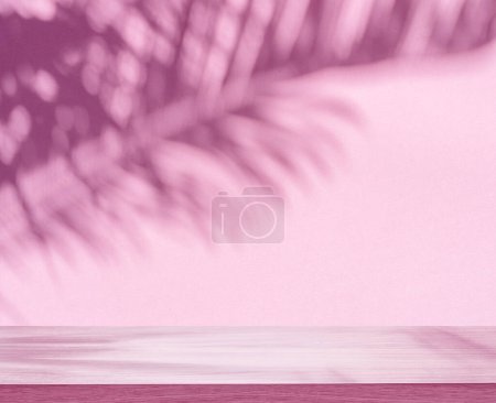 Foto de Sombra borrosa de hojas de palma tropical en la pared rosa y mesa en primer plano. Concepto de verano. - Imagen libre de derechos
