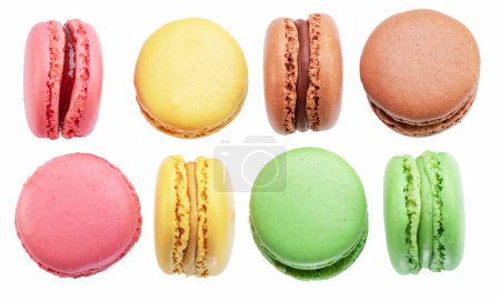 Téléchargez les photos : Ensemble de macarons français colorés isolés sur fond blanc. Sentier de coupe. - en image libre de droit