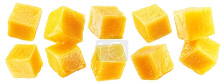 Téléchargez les photos : Cubes de mangue isolés sur fond blanc. Le fichier contient le chemin de coupe. - en image libre de droit