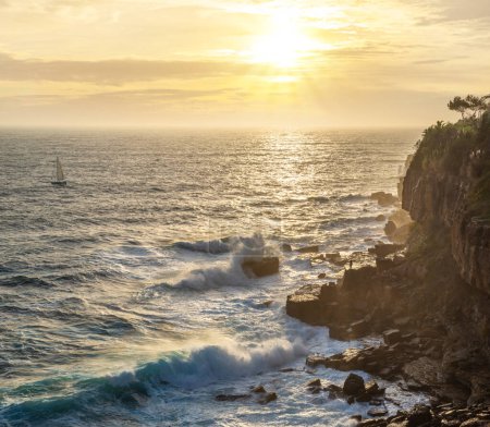 Téléchargez les photos : Beau coucher de soleil coloré et ciel dramatique vif sur la rive rocheuse de l'océan Atlantique. - en image libre de droit