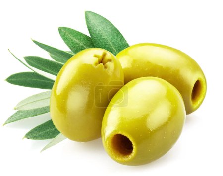 Téléchargez les photos : Trois olives vertes dénoyautées aux feuilles d'olivier isolées sur fond blanc. - en image libre de droit