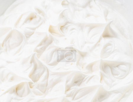 Foto de Fotos cremosas en la superficie de yogur o crema. Vista superior. - Imagen libre de derechos