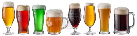 Téléchargez les photos : Collection de verres à bière et différents types de bière isolés sur fond blanc. Fichier contient des chemins de coupe. - en image libre de droit