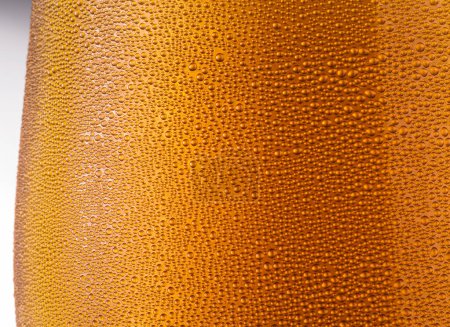 Téléchargez les photos : Un verre de bière refroidi en gros plan. Petites gouttes d'eau sur une surface en verre froid. - en image libre de droit