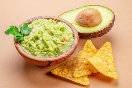 Téléchargez les photos : Guacamole, ingrédients et chips de guacamole isolés. - en image libre de droit