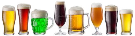 Téléchargez les photos : Collection de verres à bière et différents types de bière isolés sur fond blanc. Fichier contient des chemins de coupe. - en image libre de droit