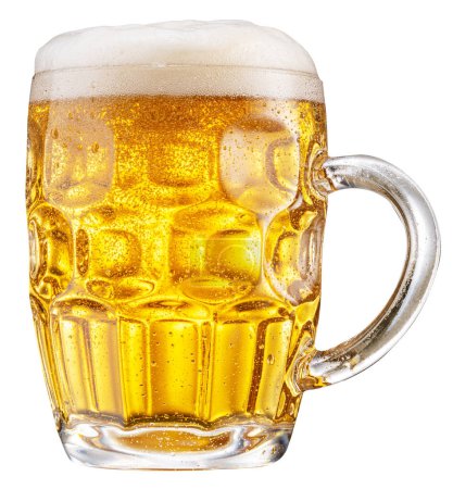 Becher gekühltes Bier mit großem Schaumstoffkopf, isoliert auf weißem Hintergrund. Steilpfad.