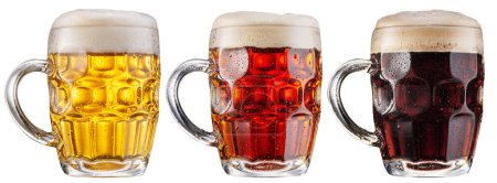 Téléchargez les photos : Collection tasse verres à bière et différents types de bière isolés sur fond blanc. Fichier contient des chemins de coupe. - en image libre de droit