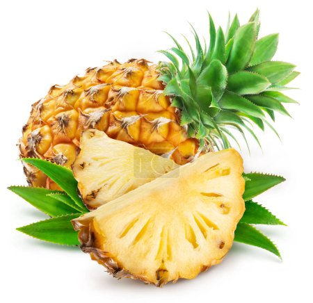 Reife Ananas- und Ananasscheiben isoliert auf weißem Hintergrund.