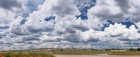 Téléchargez les photos : Vue panoramique de la petite ville et paysage magnifique avec cumulus nuages. - en image libre de droit