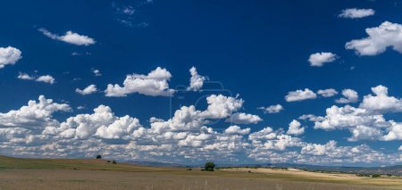Téléchargez les photos : Paysage rural de champs, collines et paysage magnifique avec cumulus nuages. - en image libre de droit