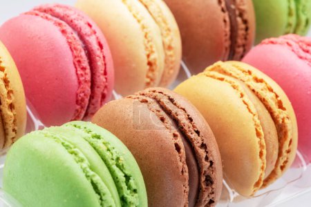 Téléchargez les photos : Macarons français colorés de près. Contexte alimentaire. - en image libre de droit