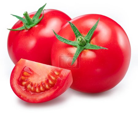 Foto de Tomates rojos y rodajas de tomate aislados sobre fondo blanco. - Imagen libre de derechos