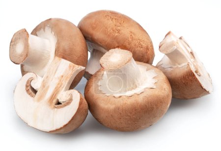 Téléchargez les photos : Champignons royaux mûrs avec tranches de champignons sur fond blanc. Beau fond de légumes pour vos projets. - en image libre de droit
