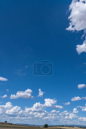 Foto de Paisaje rural de campos, colinas e impresionantes paisajes con nubes de cúmulos. - Imagen libre de derechos