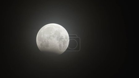 Téléchargez les photos : Éclipse lunaire partielle le 28 octobre 2023. La lune plongée dans l'ombre de la Terre. - en image libre de droit