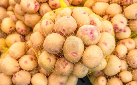 Téléchargez les photos : Des tubes de pommes de terre se ferment sur le marché agricole. Contexte alimentaire. - en image libre de droit