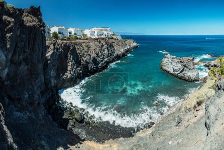 Foto de Costa rocosa dentada y salpicada con increíble agua azur de la isla de Tenerife. - Imagen libre de derechos