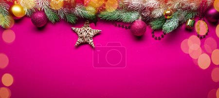 Foto de Decoración del árbol de Navidad dispuesta como marco de borde. Navidad o Año Nuevo fondo de vacaciones. - Imagen libre de derechos