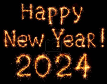 Téléchargez les photos : Salutation du Nouvel An écrite avec des étincelles brûlantes dans la nuit noire. - en image libre de droit