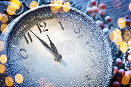 Foto de Cuenta regresiva de Navidad medianoche. Reloj de Navidad cubierto de nieve fresca muestra de cinco a doce. - Imagen libre de derechos