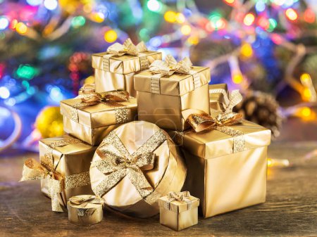 Téléchargez les photos : Cadeaux de Noël comme symbole du bonheur et du miracle de Noël. Fées scintillantes lumières à l'arrière-plan. - en image libre de droit
