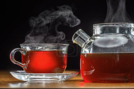 Foto de Tetera y taza de té en la mesa de madera. Primer plano.. - Imagen libre de derechos