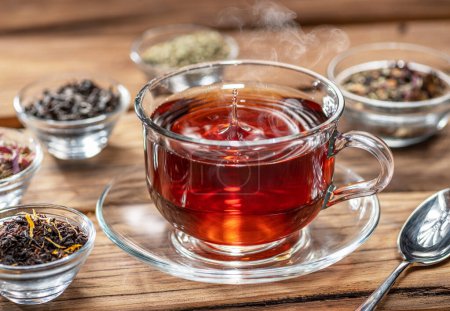 Téléchargez les photos : Tasse de thé et thés secs sur fond bois. Vue du dessus. - en image libre de droit