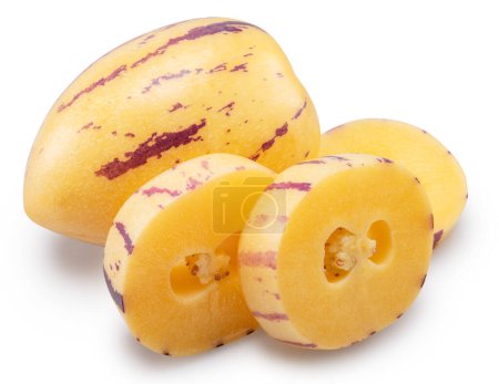 Foto de Melón o pepino dulce y fruta en rodajas aisladas sobre fondo blanco. Ruta de recorte. - Imagen libre de derechos