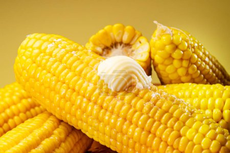 Foto de Un trozo de mantequilla en una mazorca de maíz bien cocida. Niza fondo de alimentos para sus proyectos. - Imagen libre de derechos