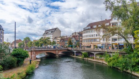Téléchargez les photos : Le Petite France, le quartier le plus pittoresque du vieux Strasbourg. Un des canaux de la rivière Ill. - en image libre de droit