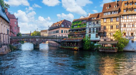 Foto de Le Petite France, el barrio más pintoresco de la antigua Estrasburgo. Casas con reflejo en aguas de los canales Ill. - Imagen libre de derechos