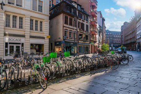 Foto de Bicicletas en la calle del casco antiguo de Estrasburgo, La Petite France, Estrasburgo. - Imagen libre de derechos