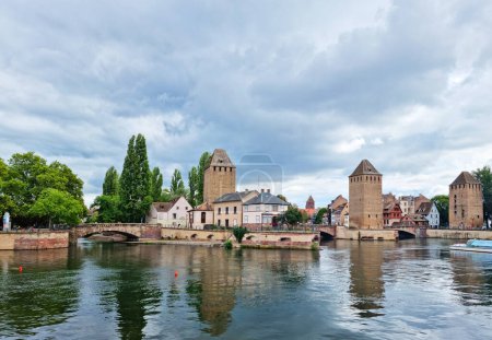 Téléchargez les photos : Vue panoramique sur les Ponts Couverts à Strasbourg avec ciel nuageux bleu. France. - en image libre de droit